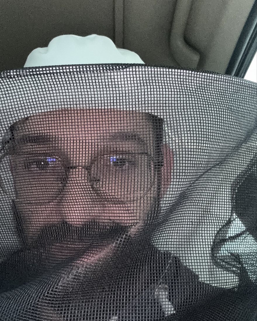 Jannis mit Imkerschleier